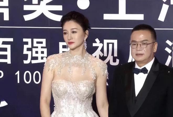 李小冉48岁红毯造型引热议：自律成就优雅，气质更胜当年
