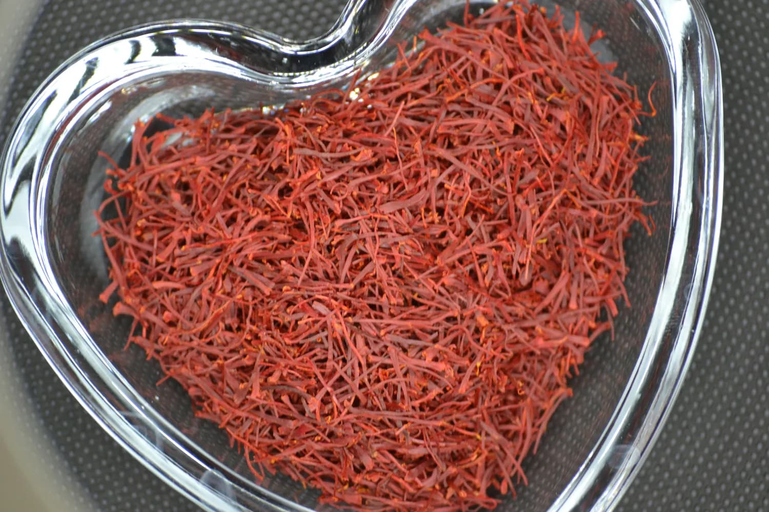 藏红花泡水走红：科学证实的养生功效与饮用指南