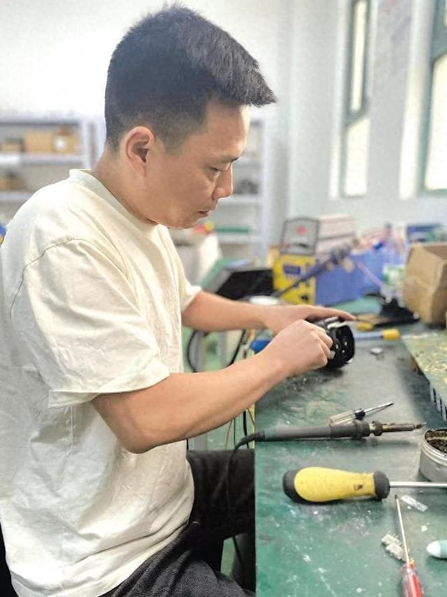 从手机维修到新能源汽车维修：一位技术工匠的转型之路