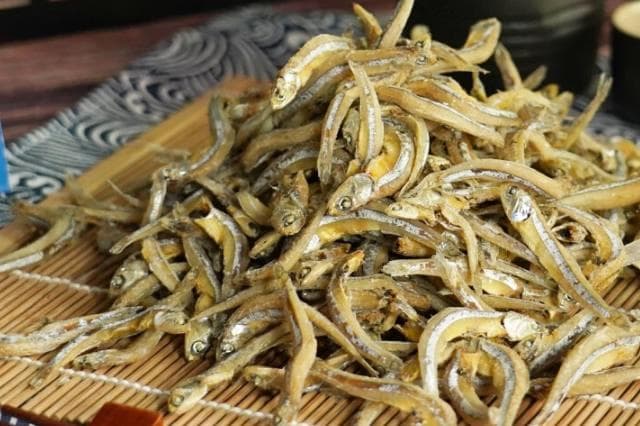 零食小鱼仔是什么鱼？小鱼干的营养价值及功效