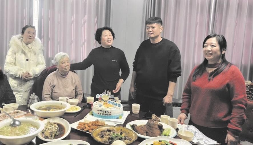 男子错认“生父”16年后寻亲成功 一家人吃上迟到40多年的团圆饭