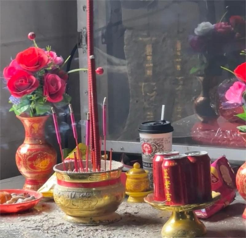 年轻人祭祖奉上新式供品：“给祖宗尝点鲜”