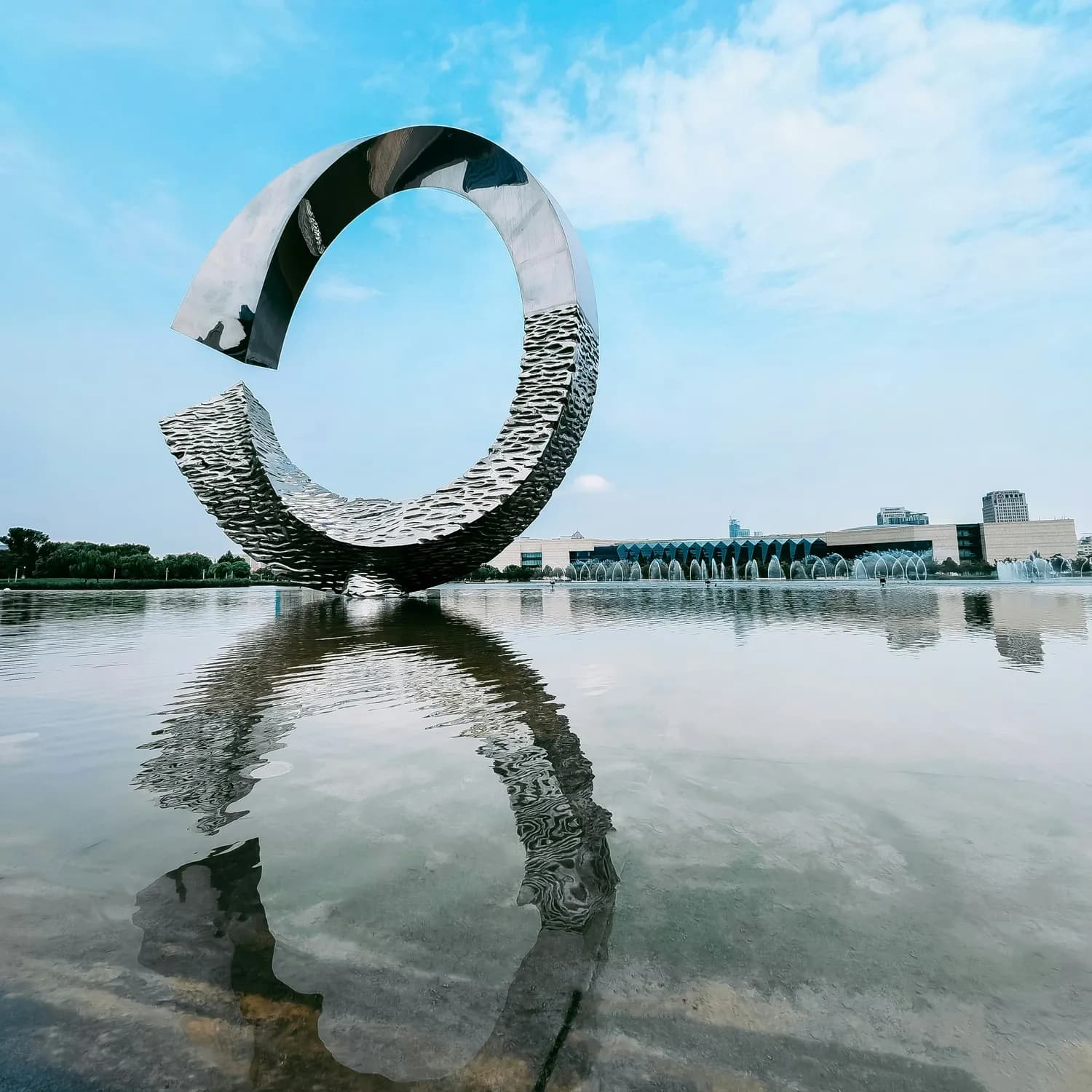 上海月湖雕塑公园：自驾游的绝美打卡地