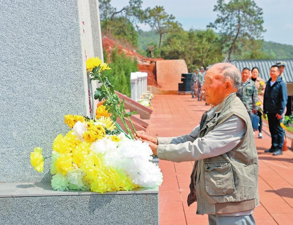 长征结下不解情缘 四代续讲红军故事