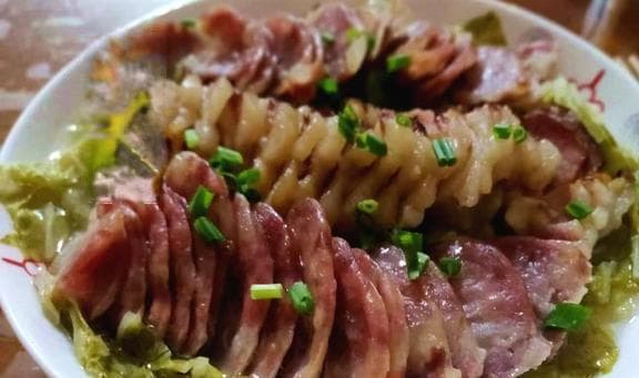 天冷，腊肉腊肠是黄金搭档，蒸一蒸15分钟上桌，鲜香入味人人爱
