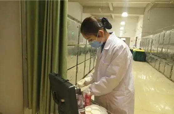 那个超美的90后美女入殓师火了，她的传奇故事一般人真学不来！