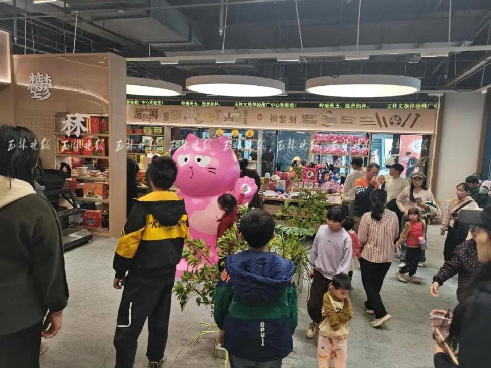 玉林特产和文创产品在玉林北站持续“圈粉”