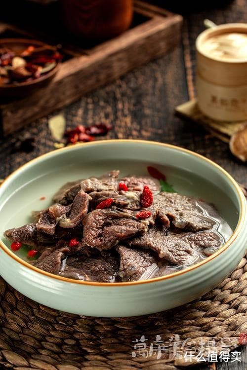 长颈鹿的生存策略：食物获取与环境适应