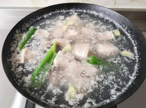 炖肉时产生的浮沫，是精华还是脏东西？要不要撇去？不少人做错了