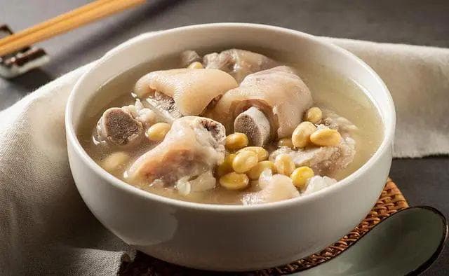 坐月子吃什么下奶快？选对食物，宝宝吃饱，妈妈不烦恼！