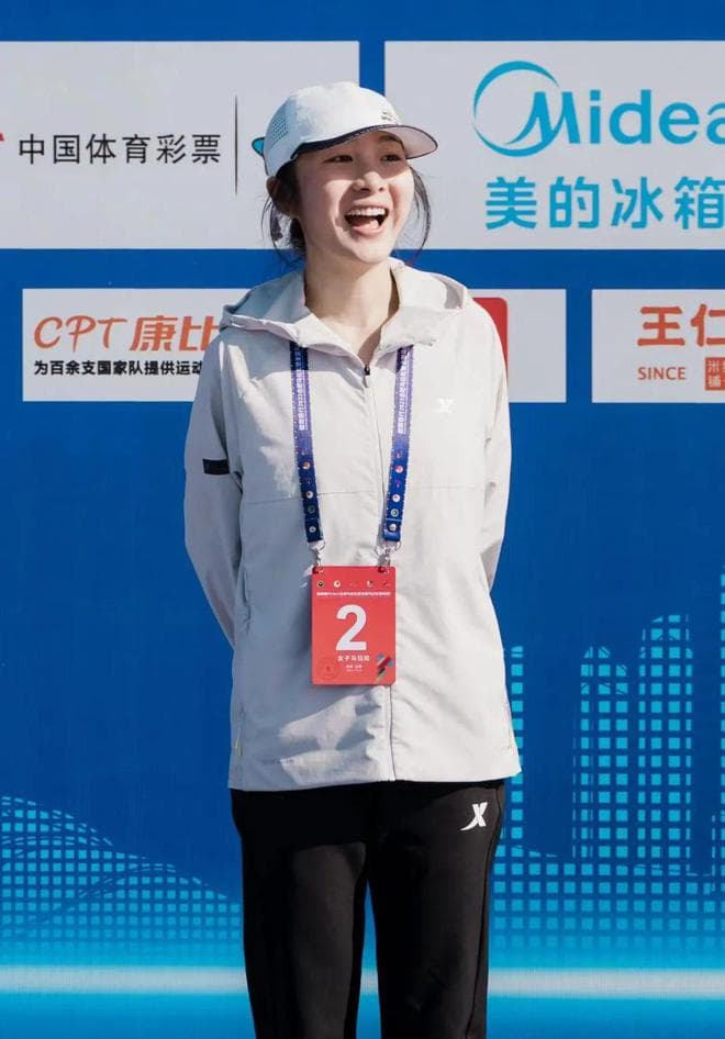 唯一打开230的00后小美女，徐冰洁就是人来疯