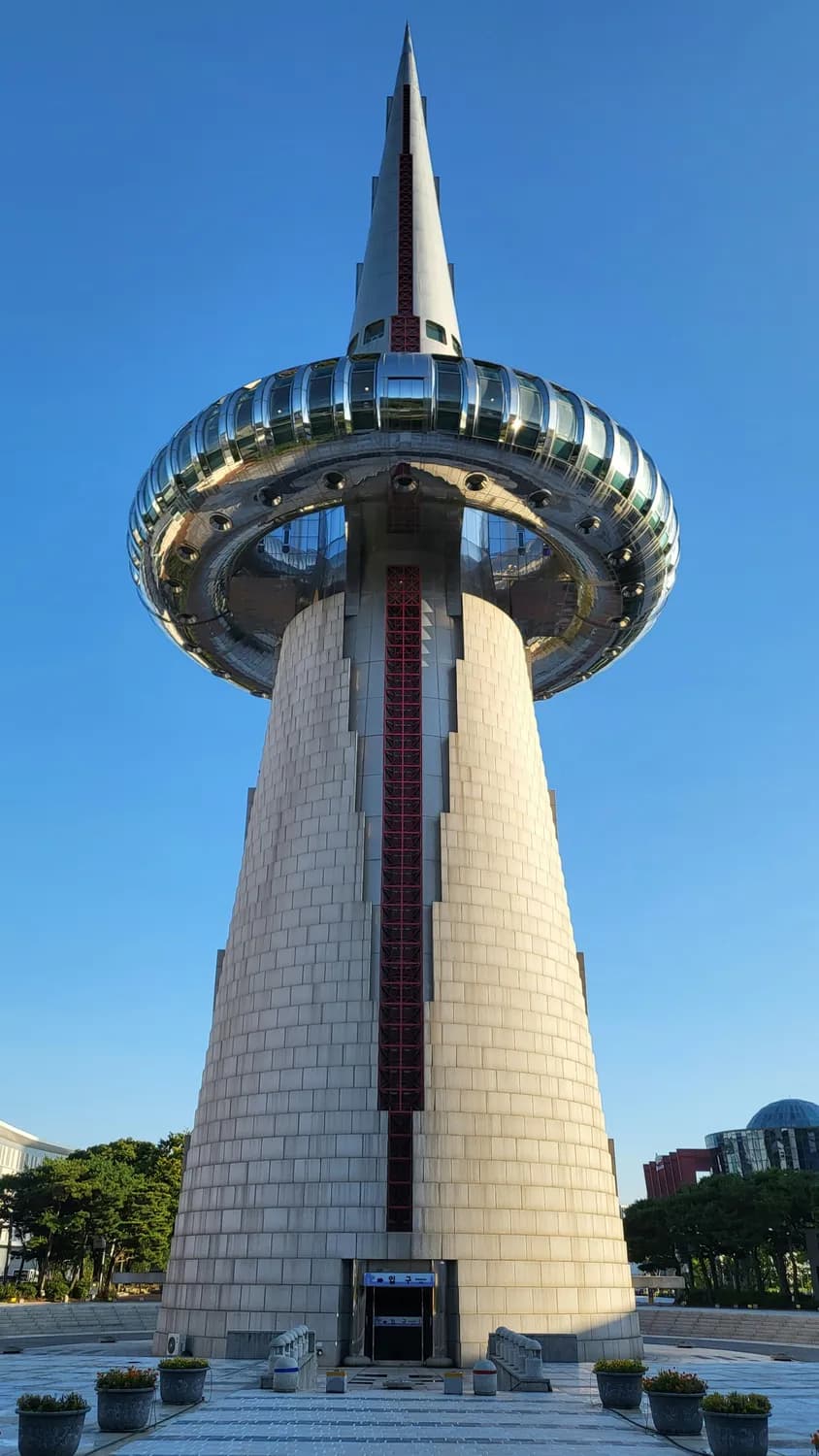 满洲里北疆明珠观光塔：208米高空览中俄两国