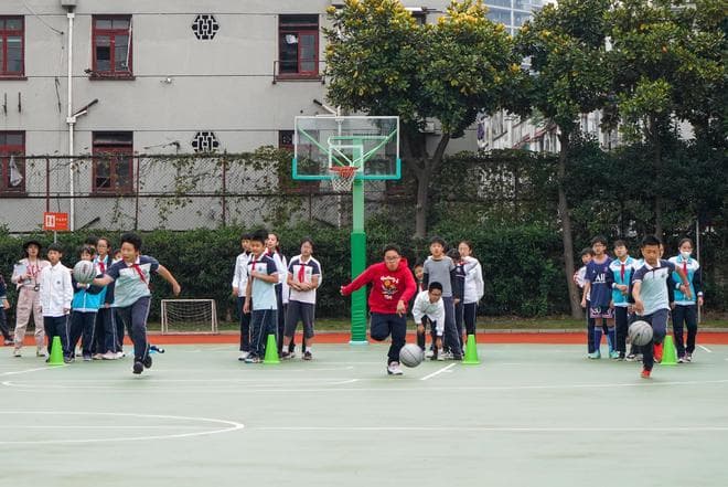 体育中考为拿满分突击训练，体育教师提醒：谨防过度运动导致意外损伤