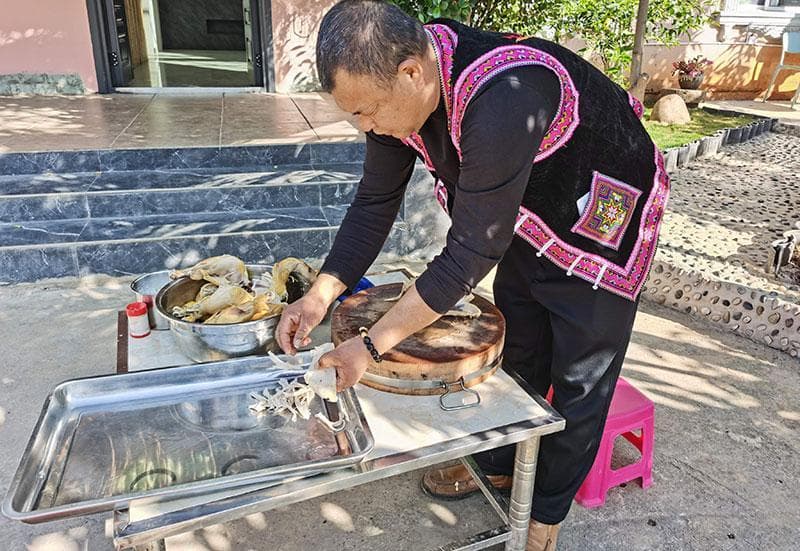 云南蒙自 ：壮家土八碗传承食文化