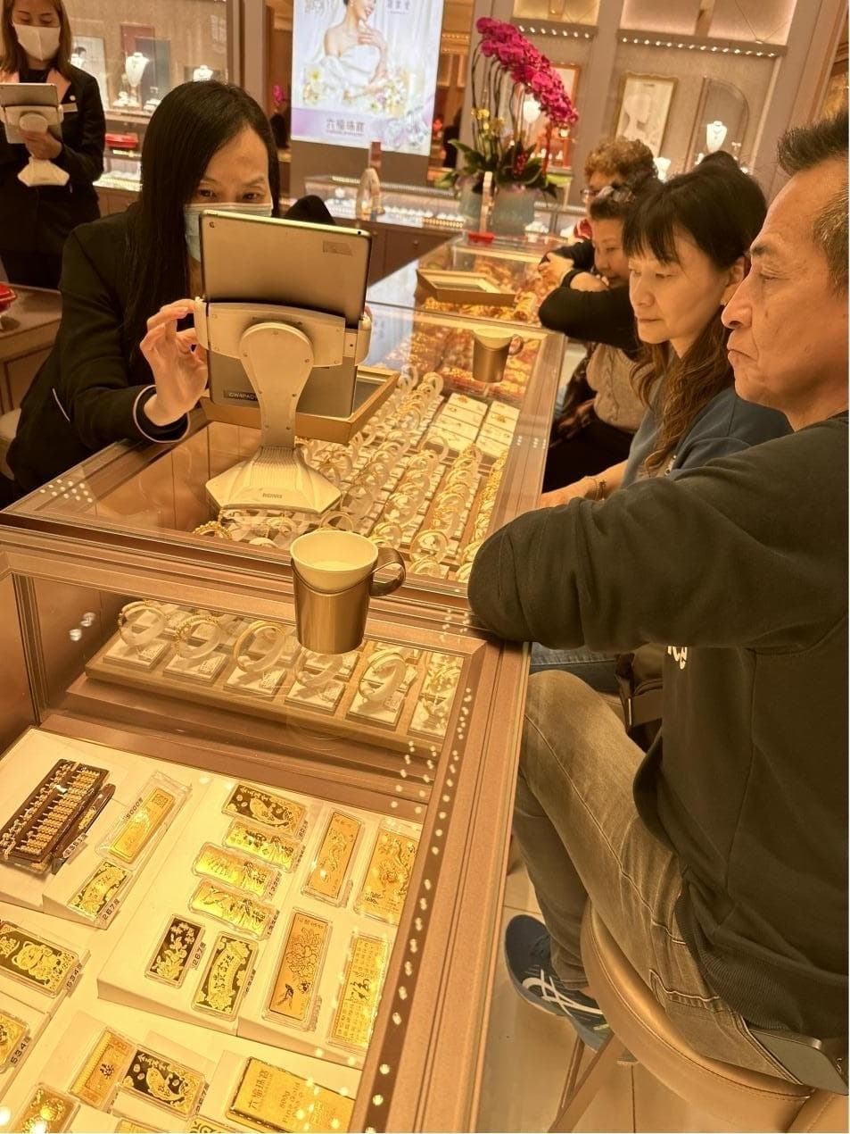 “在香港买黄金每克省约70元”，内地游客挤爆香港金店？记者实探