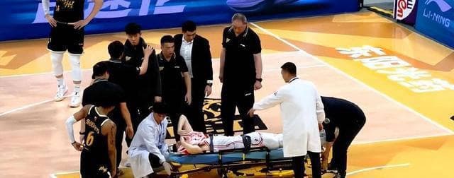疑点重重！许钟豪暴力伤五人致伤报销，舆论质疑：篮球场成战场？