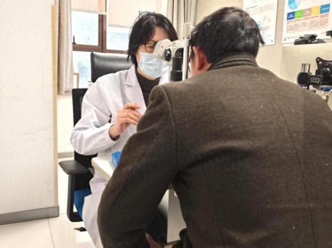 铁屑入眼别大意！医生强调：切勿揉眼，及时就医保视力