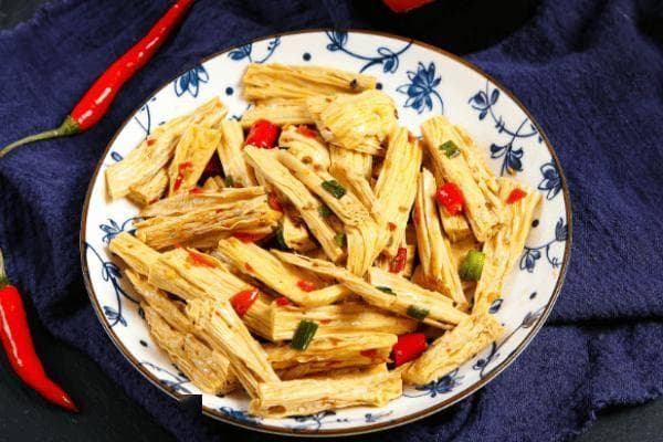 凉拌腐竹，焯水后会增加腐竹的口感、卫生以及整体风味