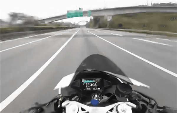 摩托车高速狂飙 最高时速超200km/h：最终撞上货车