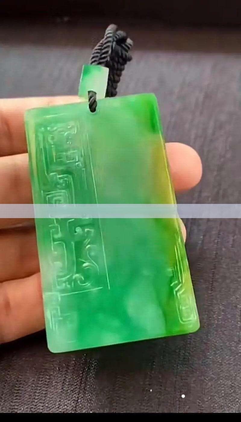 小叶紫檀与翡翠搭配指南：详解两者串在一起的适宜性及注意事项