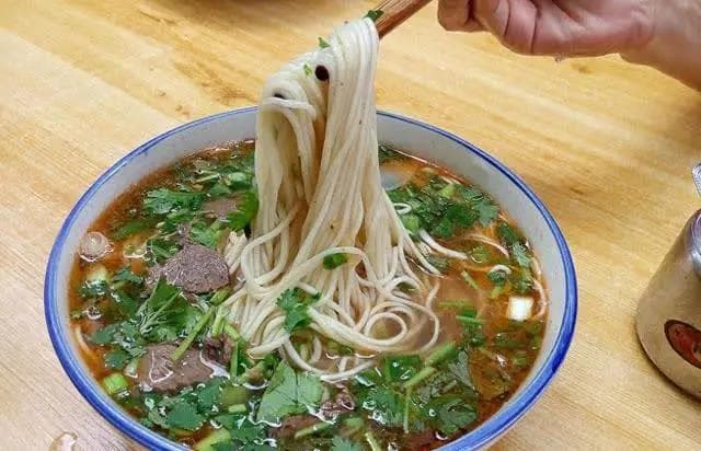 甘肃八大特色美食：从兰州拉面到敦煌驴肉黄面