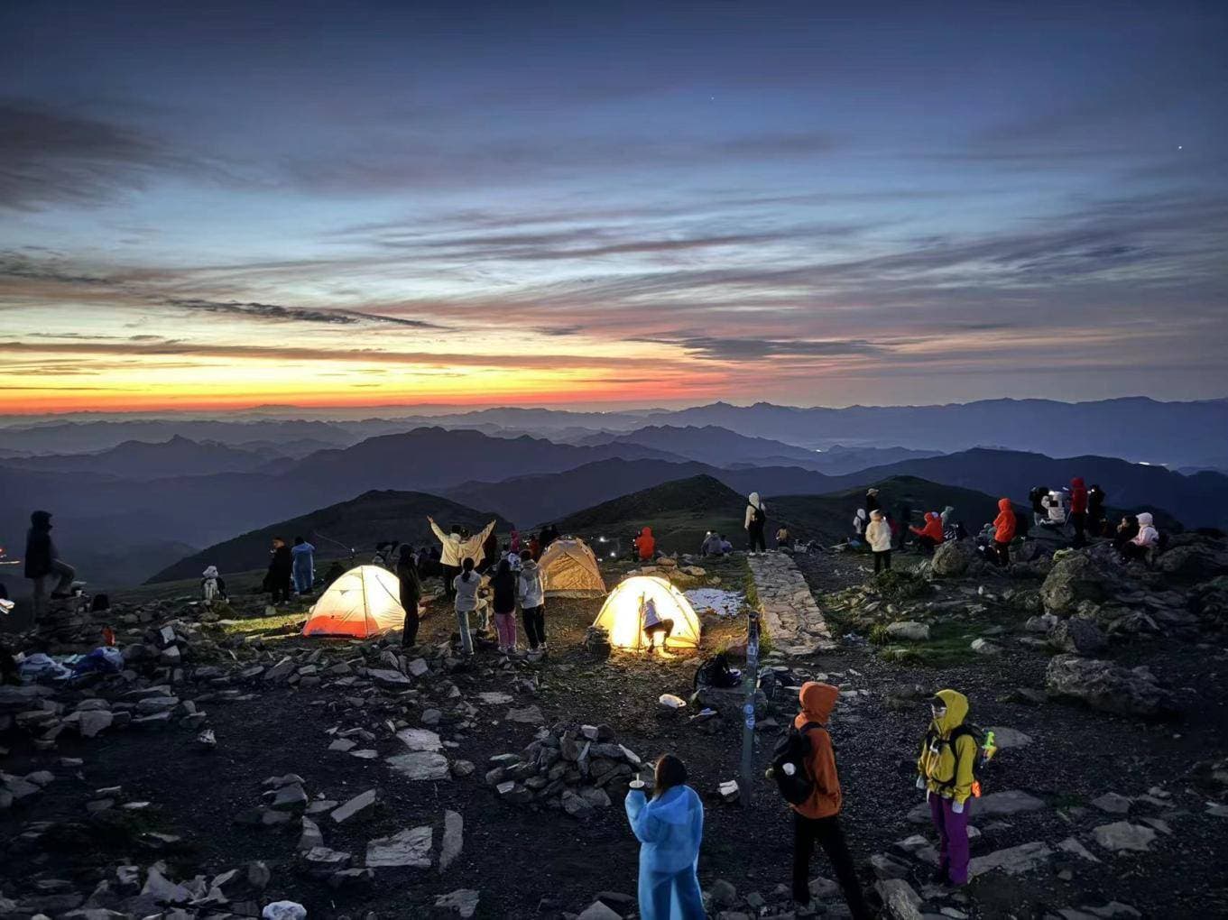 夜爬灵山，封闭景区竟成网红打卡地？记者调查