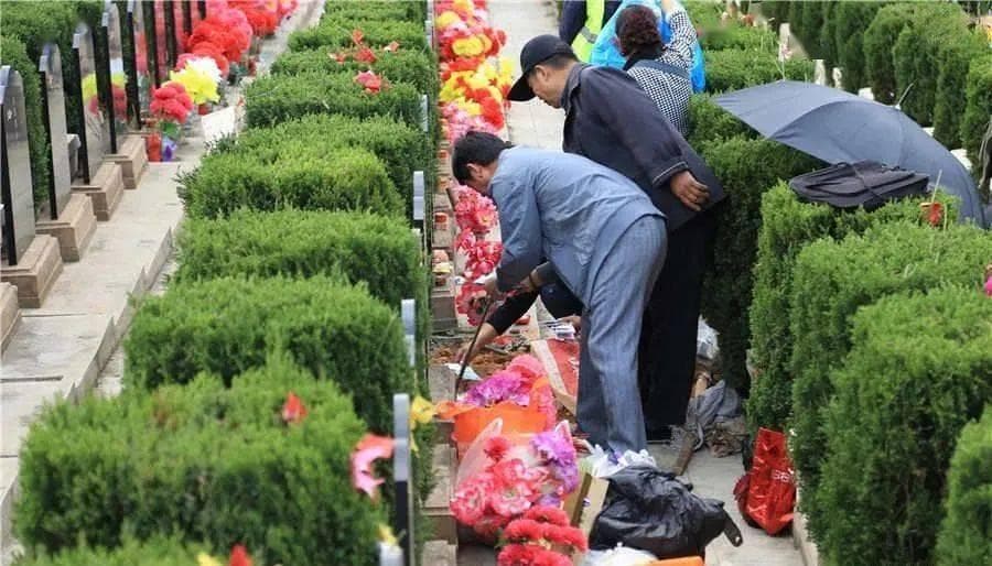 有人说，80后可能是最后一代拜山祭祖的人了……