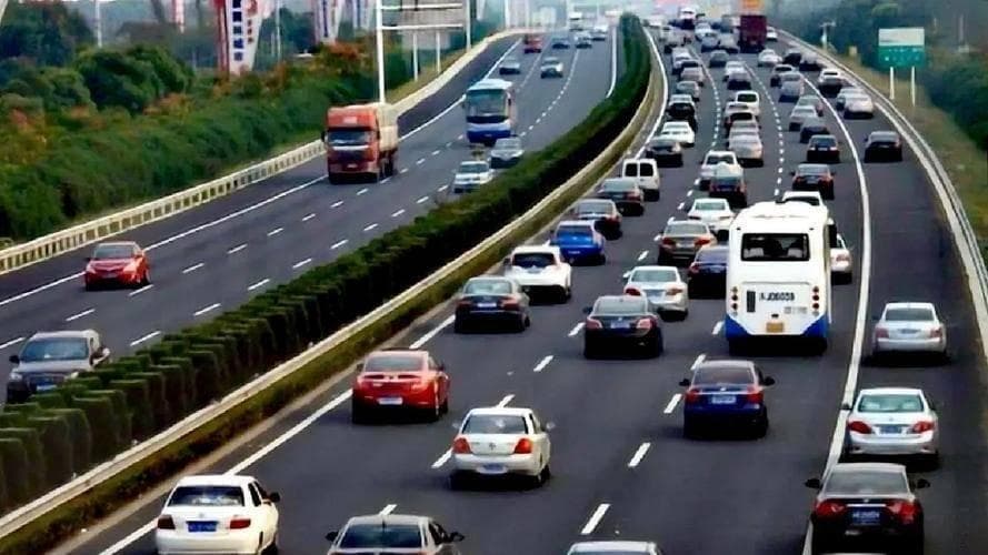 2025年春节假期小型客车高速公路免费通行：便利与挑战并存
