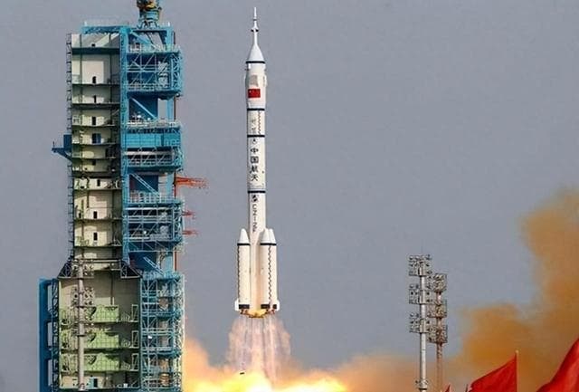 中国首位宇航员杨利伟：神舟五号的太空之旅与未知挑战