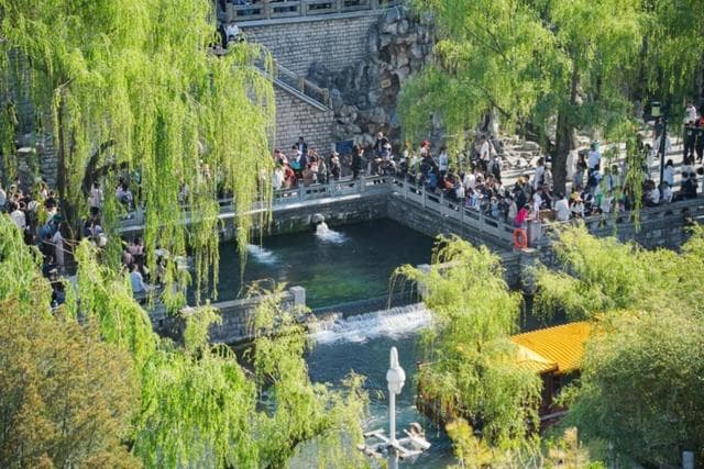 读懂城市｜凭泉水“冠绝天下”的济南，如何诠释优雅生活
