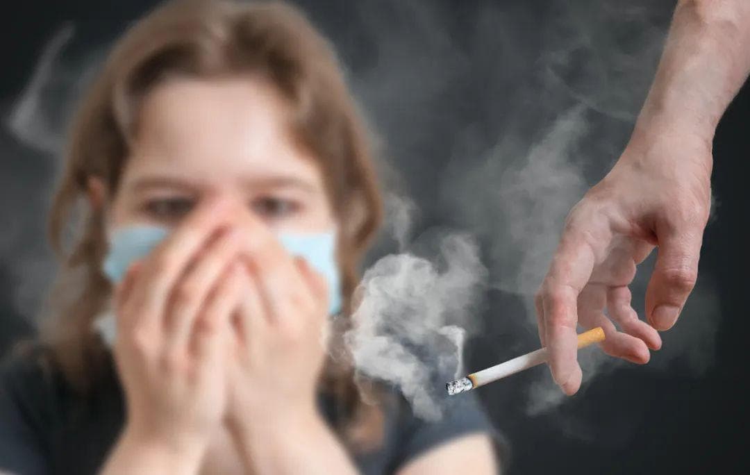 客人吸完烟想抱孩子，千万别不好意思劝阻！