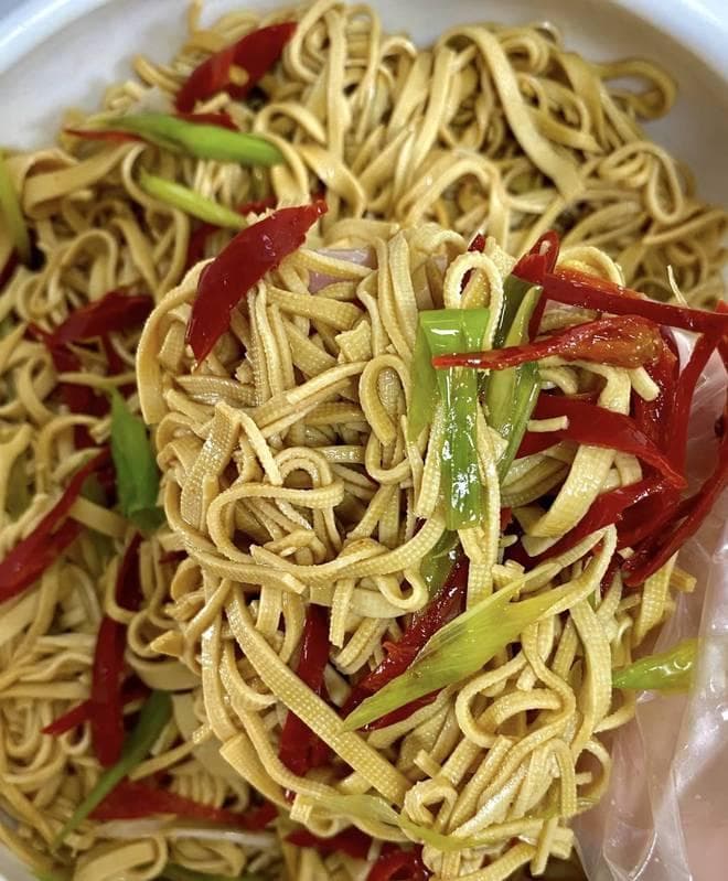 在家制作炝拌干豆腐丝，体验传统美食新鲜魅力