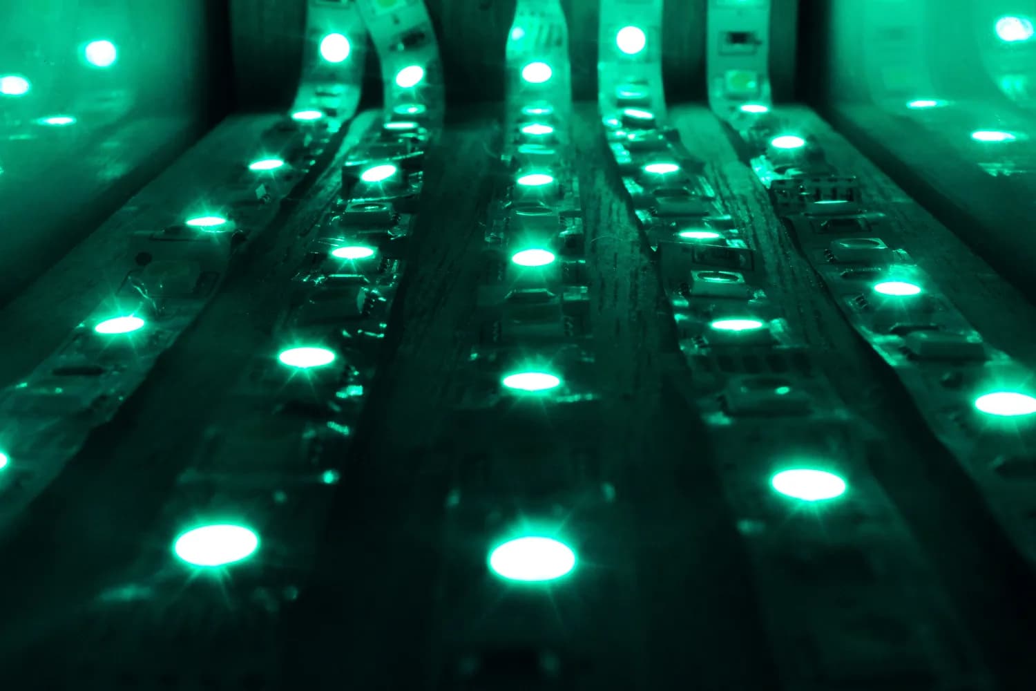 LED灯闪烁原因与解决方案：从电压检查到线路维护