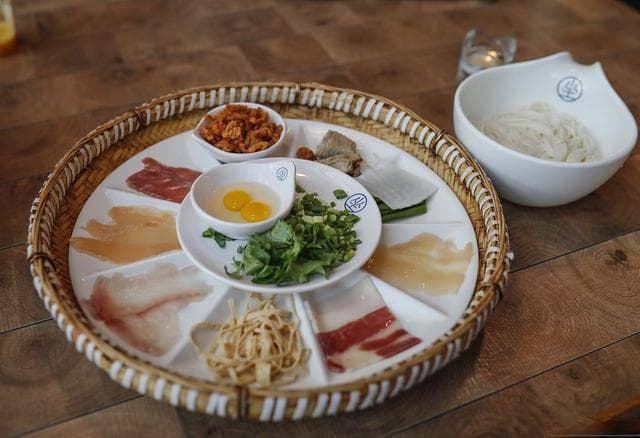 过桥米线：流传千年的美食佳话，情牵古今的味蕾盛宴