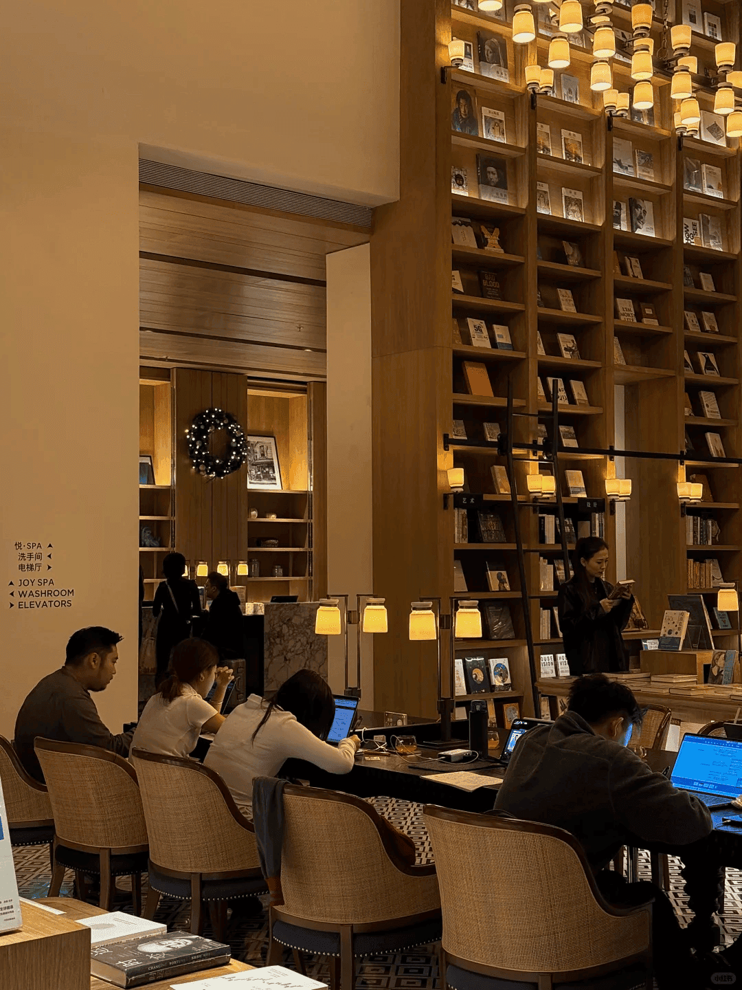 酒店大堂成新宠，年轻人办公学习新选择？