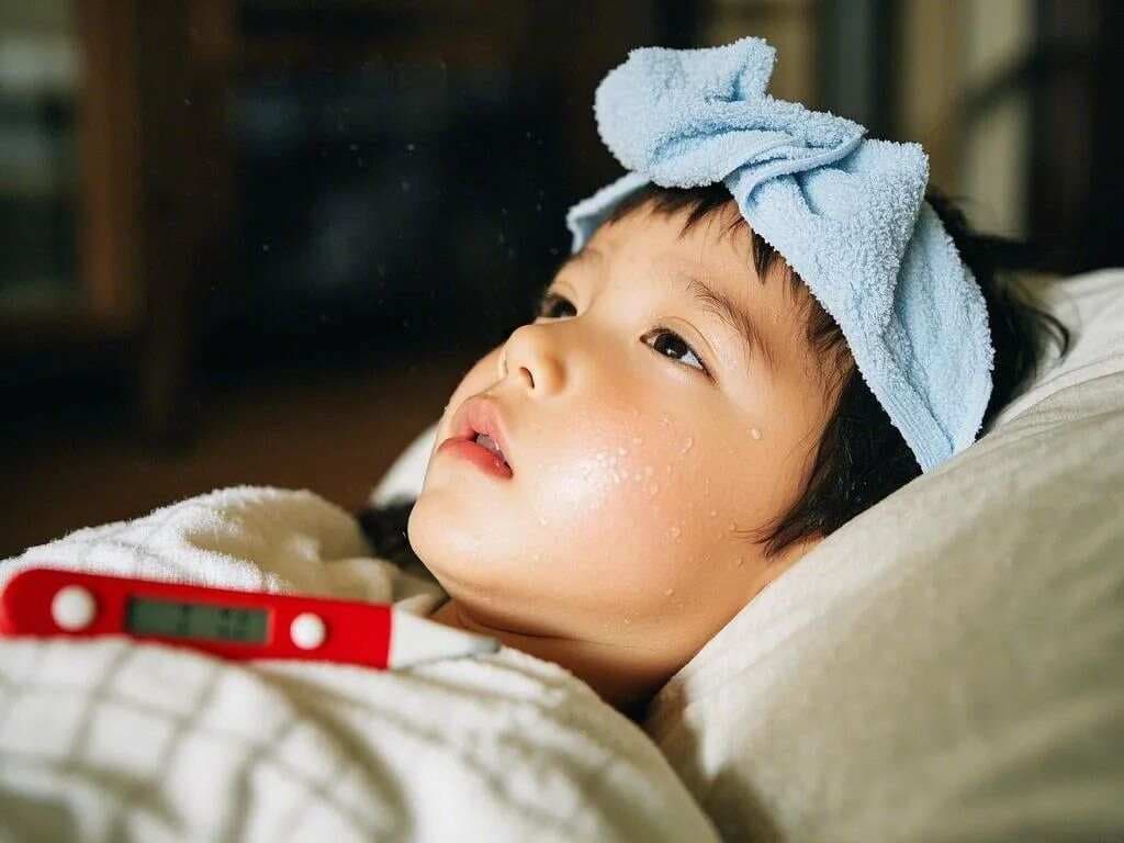 小孩发烧！这几种退烧药不要再乱用，对儿童伤害很大