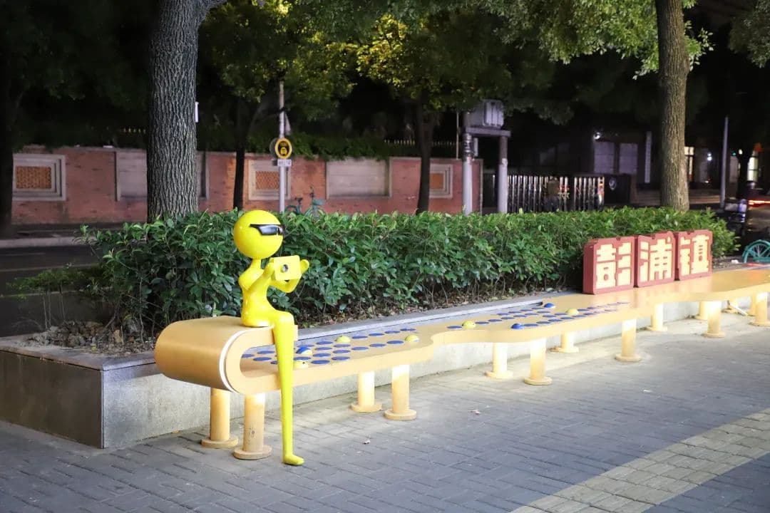 既舒适又“高颜值”！上海静安街头公共座椅上新