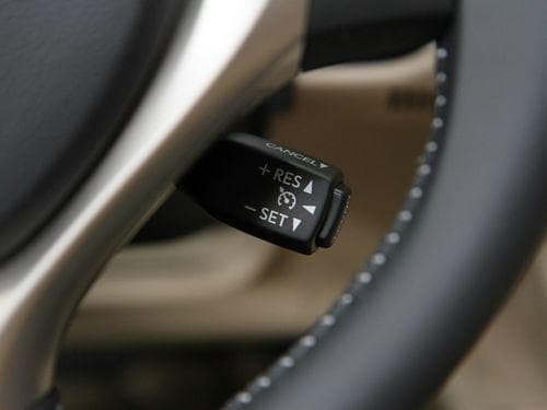 定速巡航系统：定义、功能、类型及使用指南
