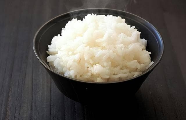 隔夜米饭能吃吗？二次加热会致癌？真正不建议隔夜的是这4种食物