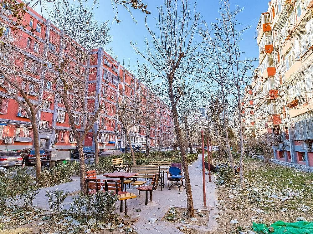 北京劲松二区小区测评：交通便利，配套完善的老旧小区