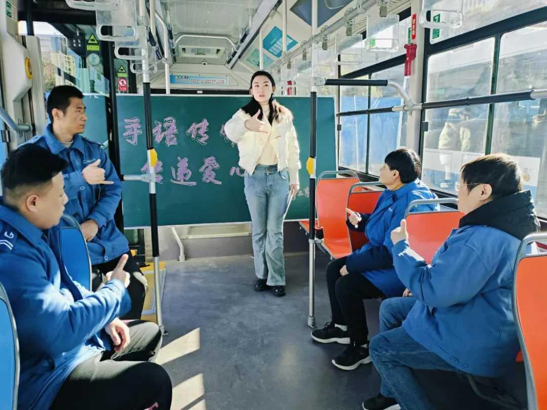 太原公交司机学手语，暖心服务特需乘客