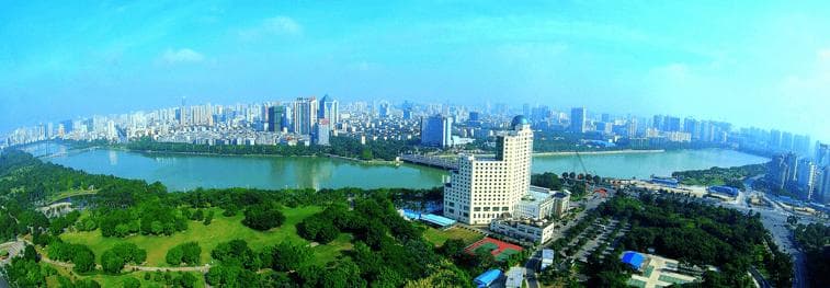 漫步南宁南湖：从九拱桥到革命纪念馆，十大景点全览