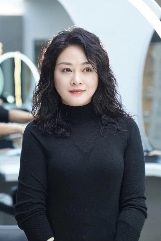 女人过了30岁，留长发记得做个全头烫，蓬松时尚显气质