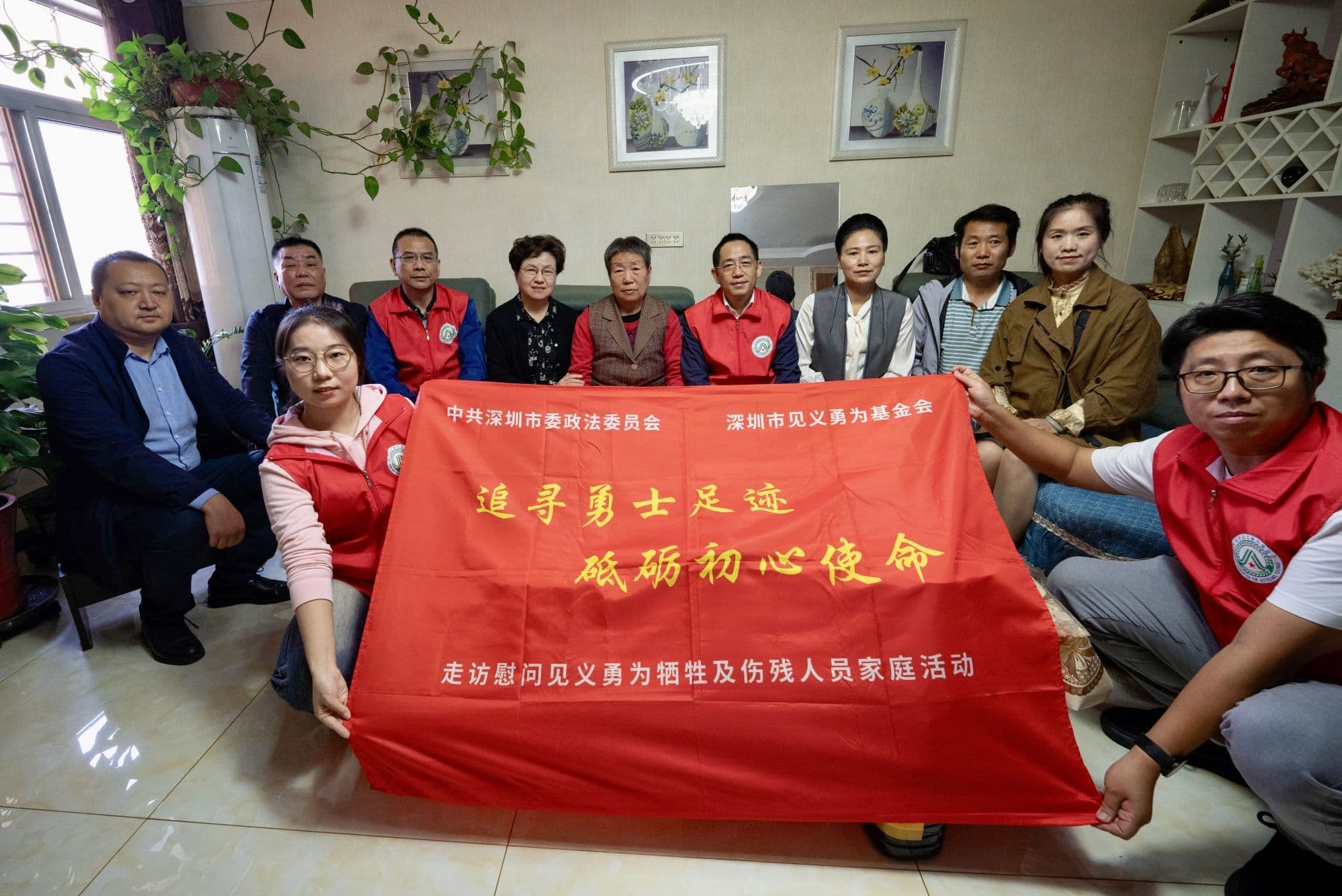 牺牲勇士李小勇：被打捞上岸时，还保持着环抱救人的姿势
