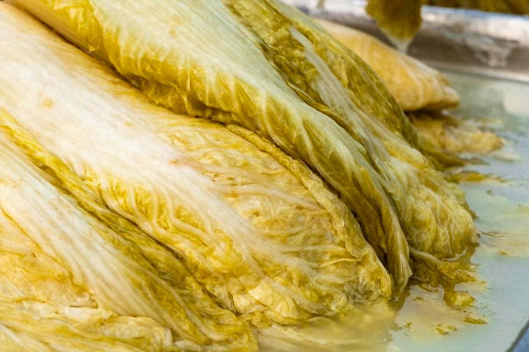 腌酸菜，只懂加盐是外行，切记3个窍门，腌出来更酸爽，久放不坏