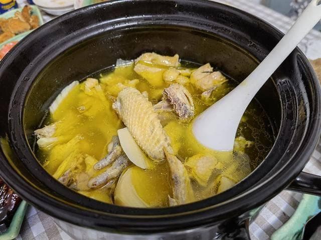 炖鸡汤时，什么时候放盐？这一步很关键，有人做错难怪肉柴汤腥