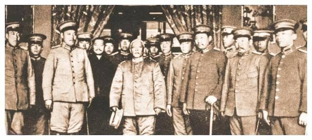 清朝为什么逐渐走向衰落和落后？政治僵化？还是经济停滞？