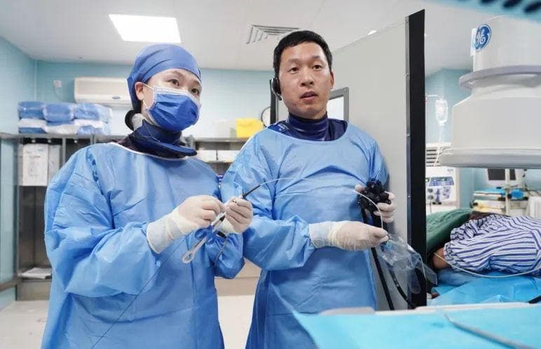 腹部不用开刀打孔，经口就可保胆取石？