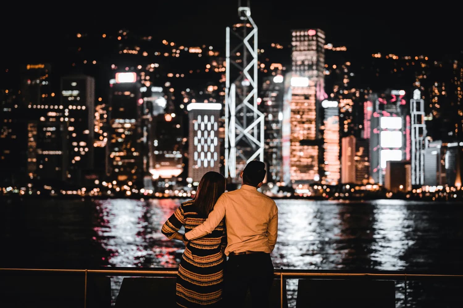 一见钟情：港风元素与粤语金曲谱写都市浪漫