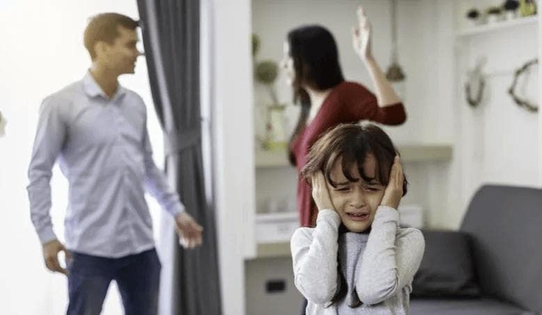 父母这些行为最伤孩子：从吵架到比较，这8件事要避免